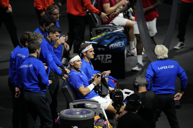 Federer i Nadal na terenu, a Novak diriguje: Srbin delio savete za pobedu na oproštaju Rodžera (VIDEO)