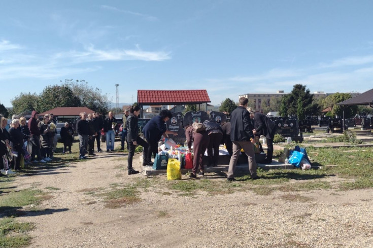 "Zbog para me zavi u crno" Godinu dana od jezivog ubistva porodice Đokić: Najmiliji se okupili oko njihovog groba (FOTO/VIDEO)