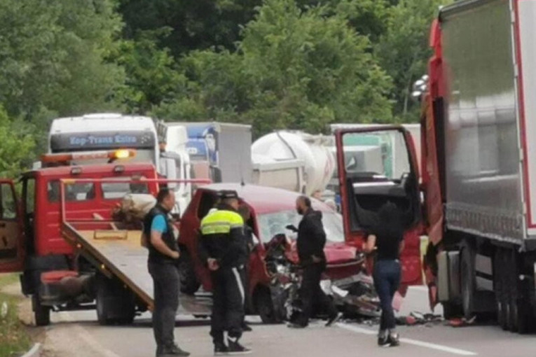 "Nepomično su ležali na kolovozu, scena je bila jeziva": Šestoro povređenih u dve saobraćajne nezgode kod Kragujevca