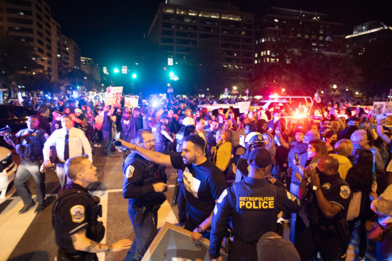 Protesti u Iranu zbog smrti devojke odneli 92 života! Policajac osumnjičen da je silovao tinejdžerku!