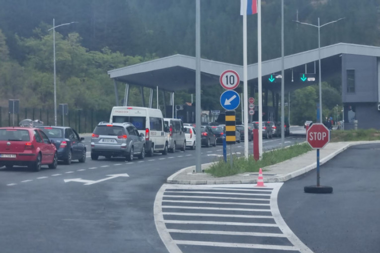 Neočekivano velika gužva na graničnom prelazu Kotroman: Vozači duže od pola sata čekaju da uđu u Srbiju