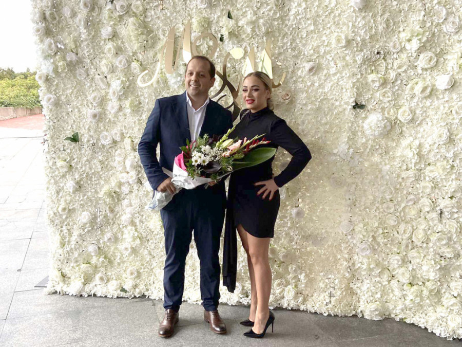 "Trebalo bi da bude muško!" Pevač i njegova 15 godina mlađa supruga čekaju treće dete!