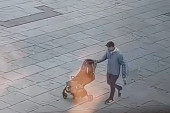 Sraman čin ispred Hrama Svetog Save: Lopov ukrao dečija kolica dok je majka ljuljala dete (VIDEO)