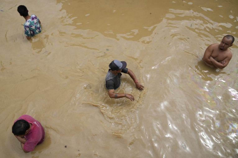 Broj poginulih u poplavama na Filipinima porastao na 42! Spasioci i dalje tragaju za nestalima