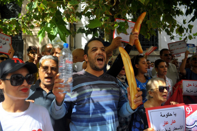 Tunis ustao protiv siromaštva: Građani držali u rukama vekne hleba, policija odgovorila suzavcem (VIDEO)