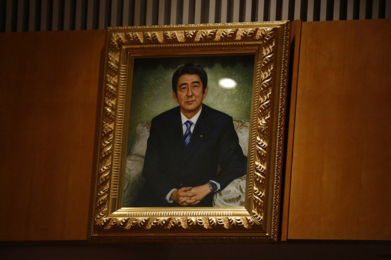 Zašto je državna sahrana Šinza Abea toliko kontroverzna: Svetski lideri se okupljaju u Tokiju, a narod ni da čuje