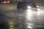 Jako nevreme pogodilo Mostar: Grmljavina i kiša probudila je građane, ulice su bile pod vodom! (FOTO)