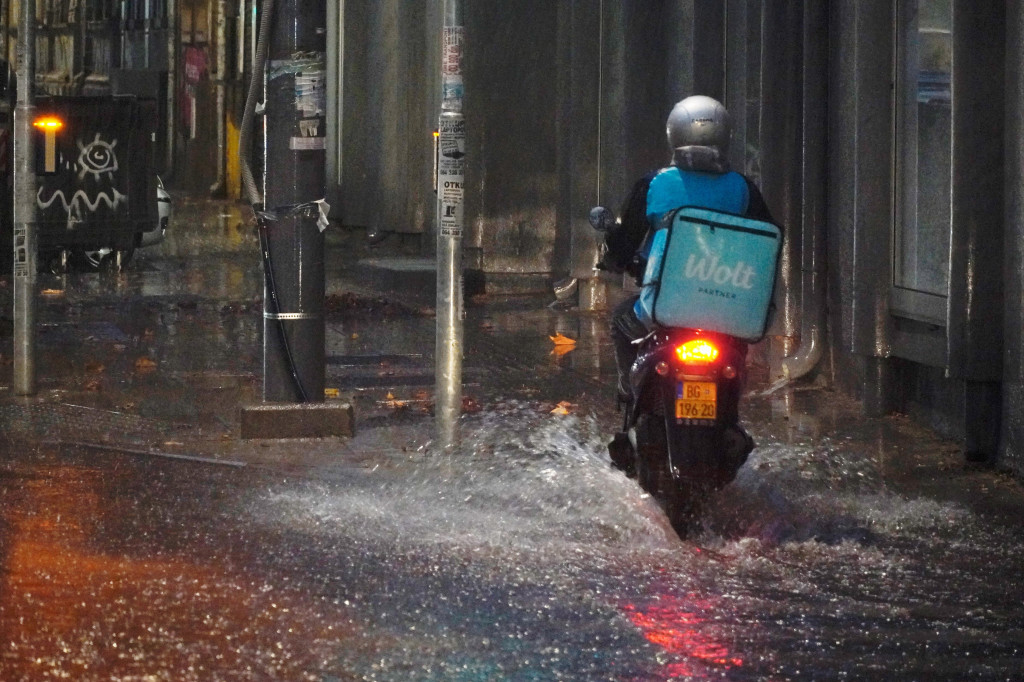 Jako nevreme "sipalo" kišu! Pljuštalo u Novom Sadu, Čeneju, Vršcu, RHMZ dao upozorenje za Beograd