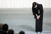 Abeova udovica se u crnom kimonu oprostila od muža: Podeljeni Japan odao poslednju počast ubijenom premijeru (FOTO/VIDEO)