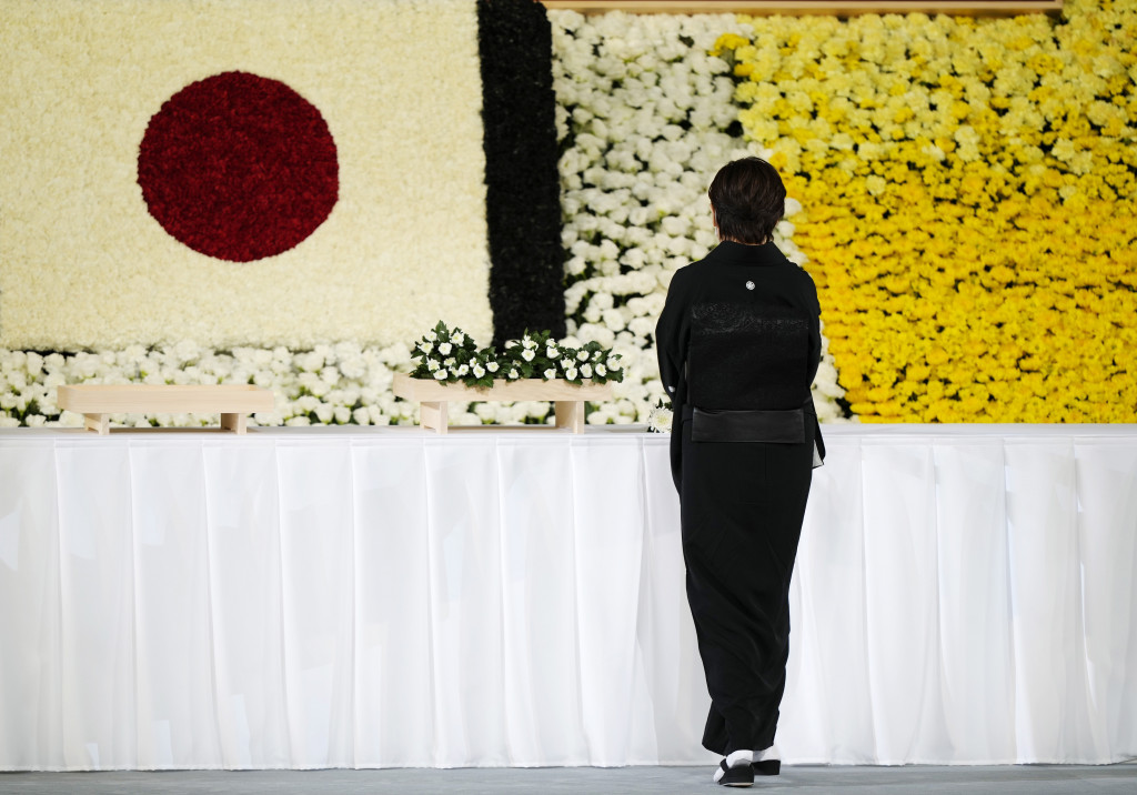 Abeova udovica se u crnom kimonu oprostila od muža: Podeljeni Japan odao poslednju počast ubijenom premijeru (FOTO/VIDEO)