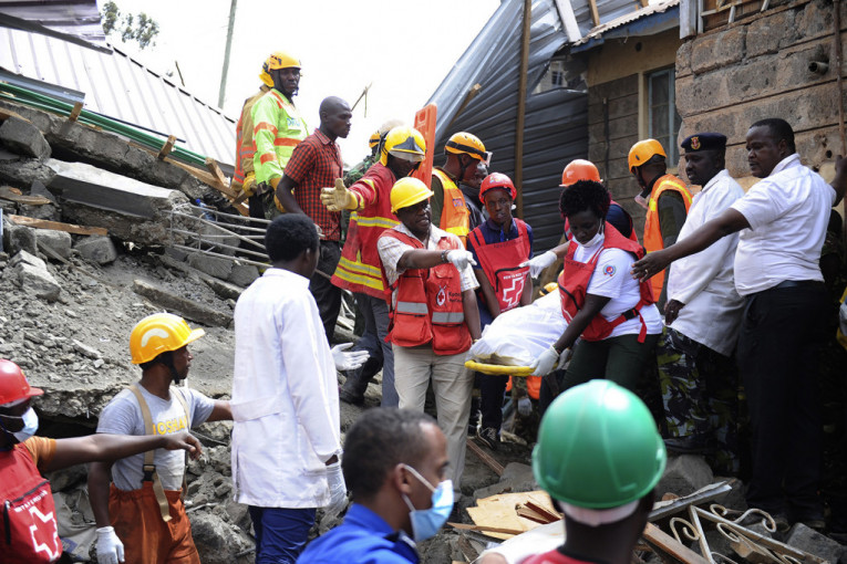 Užas u Keniji: Srušila se zgrada, najmanje troje mrtvih, u ruševinma se traga za preživelima (FOTO/VIDEO)