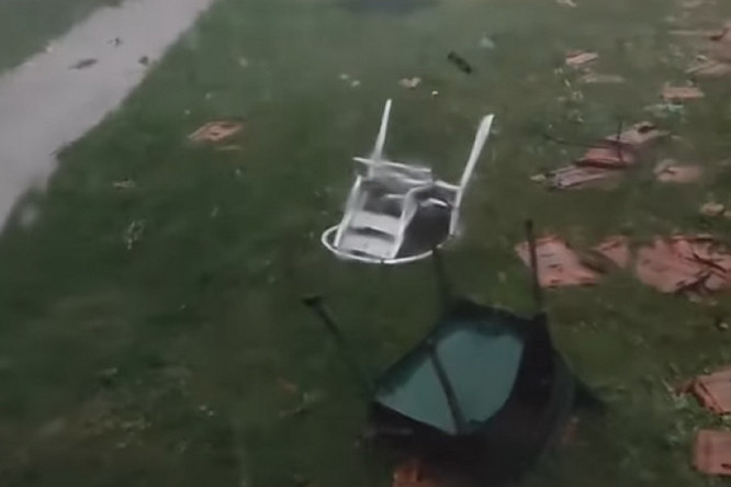 Vetar kidao crep sa kuće! Pogledajte snimak jake oluje u Dobanovcima (VIDEO)