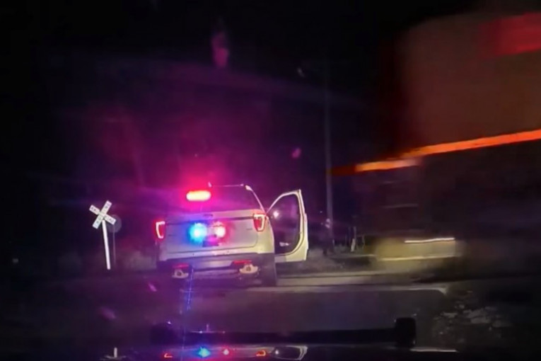 Voz pokosio policijsko vozilo, a unutra se nalazila žena sa lisicama na rukama: Policajci zaboravili na nju! (VIDEO)