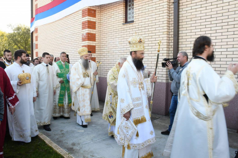 24SEDAM NEGOTIN Patrijarh Porfirije osveštao Hram Svete Petke u Malajnici
