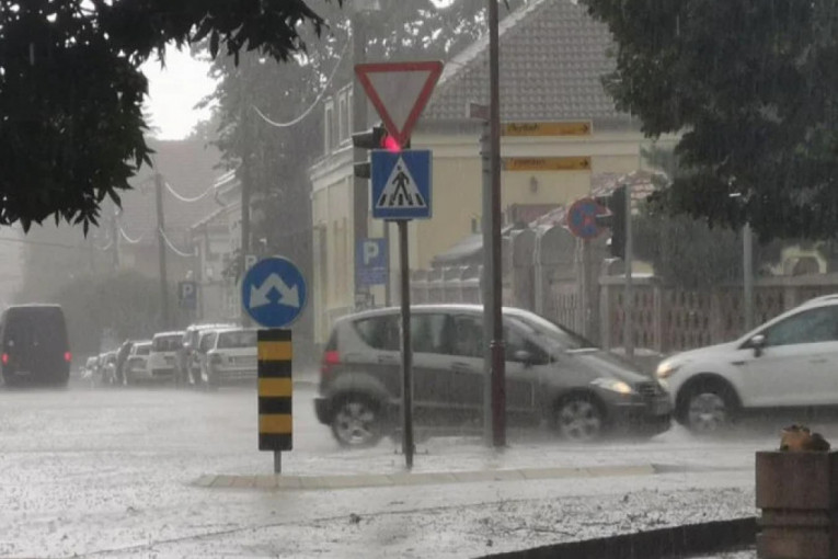 Snažno nevreme pogodilo Vojvodinu: "Tukao" grad, kiša lila kao iz kabla, poplavljen i Zrenjanin (FOTO/VIDEO)
