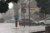 Prolom oblaka i potop na čačanskim ulicama: Od ogromne količine vode ispred škole u centru grada formirano jezero (FOTO/VIDEO)