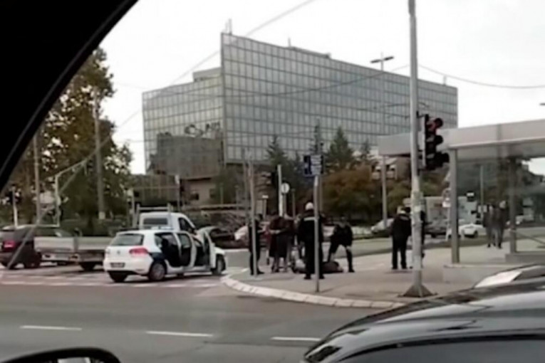 Policijska akcija kod Hajata! Skalpelom mahao i plašio ljude, snimak hapšenja osvanuo na mrežama (VIDEO)