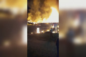 Vatra je progutala pomoćni objekat za samo 10 minuta! Izgoreli automobil i mašine, Čvorovići iz Lučana uspeli da sačuvaju samo kuću!