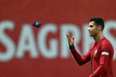 Ronaldo ponovio beogradski gaf! Portugalci besni što baca kapitensku traku kad mu ne ide (FOTO)