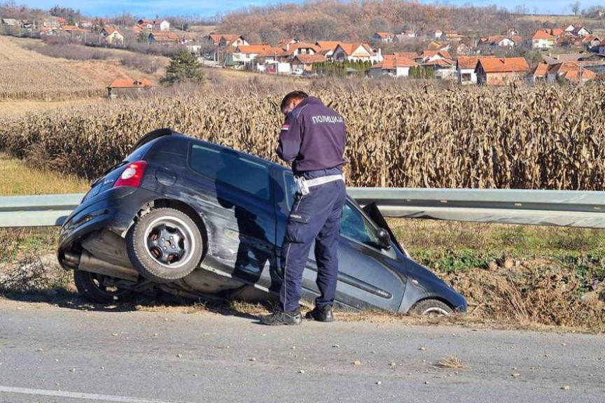 Nesvakidašnja nesreća kod Čačka: Čoveka ujela osa dok je vozio, doživeo šok, pa se kolima zakucao u stub