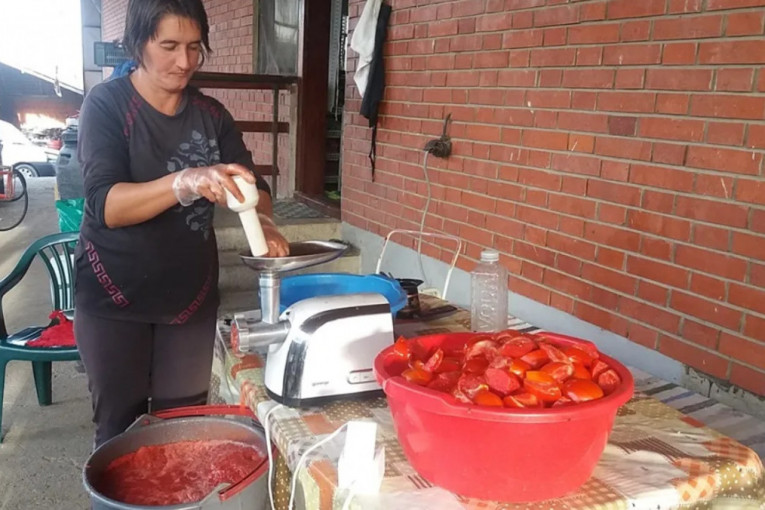 Biljana iz sela Trnava ručno samelje i do 2.000 kilograma paradajza, sve što napravi ova vredna žena odmah proda
