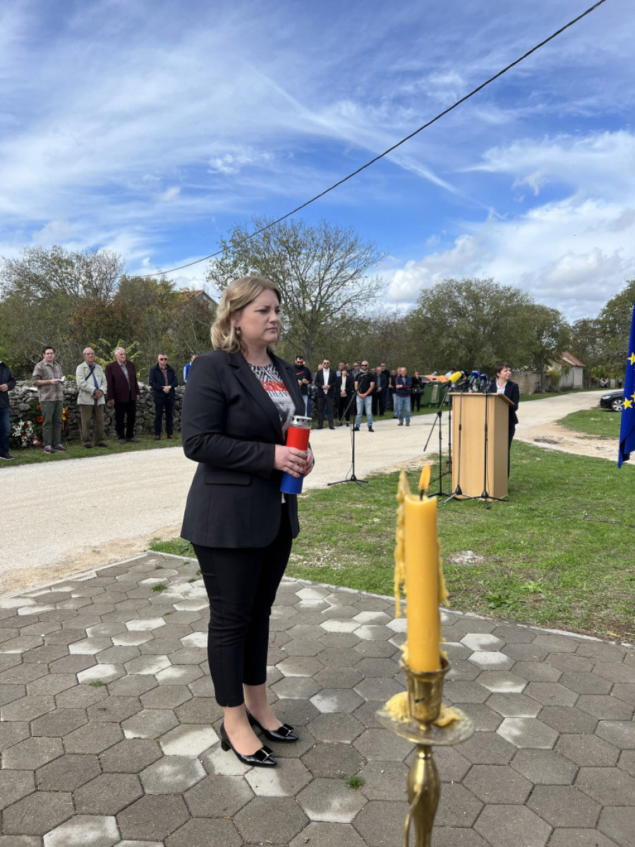 "Kome su oni mogli da budu pretnja?": Obeležena godišnjica zločina nad Srbima iz Varivoda