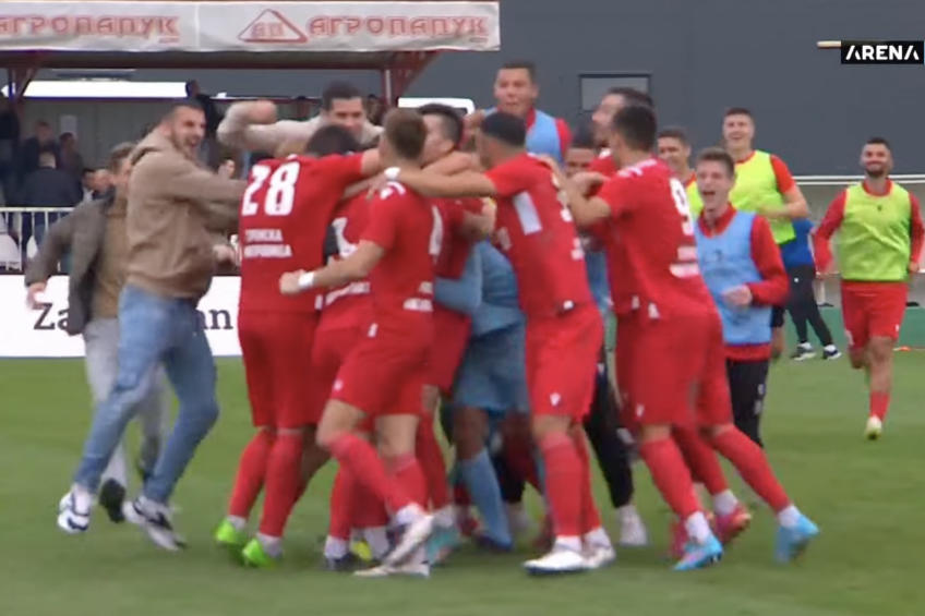 Dajte Zvezdu da se igramo: Fudbaleri Radničkog u kafani slave trijumf nad Partizanom! (VIDEO)