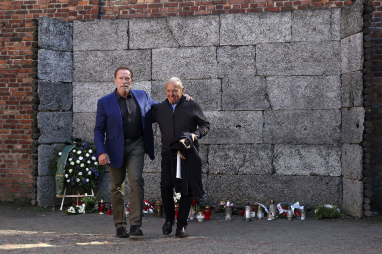 Švarceneger posetio Aušvic: Otac mu bio nacistički vojnik, a legendarni "Terminator" zbog svega poslao snažnu poruku (FOTO)