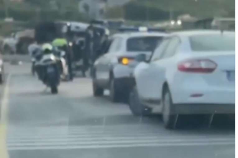 Teška nesreća kod hotela "1.000 ruža": Kamion i kombi prevrnuti pored puta! (VIDEO)