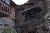 Obrušilo se brdo na kuću kod Raške: Dete propalo kroz rupu u betonu, majka neutešna - "Jauke ću dugo pamtiti"
