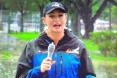 Što je sigurno - sigurno je: Reporterka stavila kondom na mikrofon dok je izveštavala o uraganu Ijan (VIDEO/FOTO)