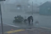 Reporter izveštavao iz srca uragana, pa ga udarila grana koju su podigli vetrovi od skoro 200 km na čas (VIDEO)
