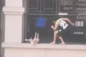 Dramatičan snimak kruži društvenim mrežama: Beba visi sa balkona osmog sprata - komšija pokušava da dođe do deteta (FOTO/VIDEO)