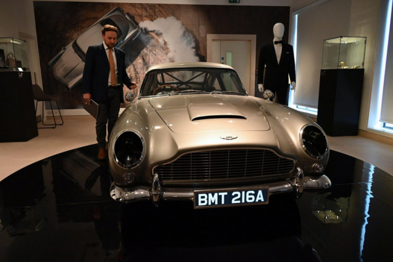 Spektakularni rekviziti Džejmsa Bonda dobili novog vlasnika: Legendarni Aston Martin DB5 prodat na aukciji  (FOTO/VIDEO)