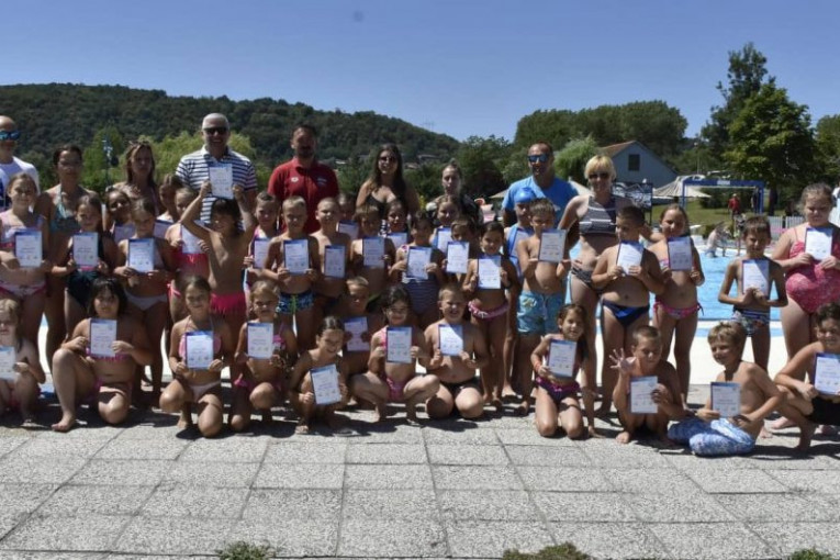 24SEDAM VALJEVO Svečana dodela diploma prvoj grupi dece u okviru Školice plivanja