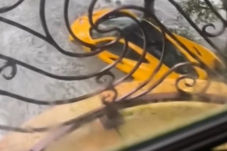 Bujica izbacila "meklaren" od milion dolara iz garaže, završio na ulici usred uragana! (VIDEO)