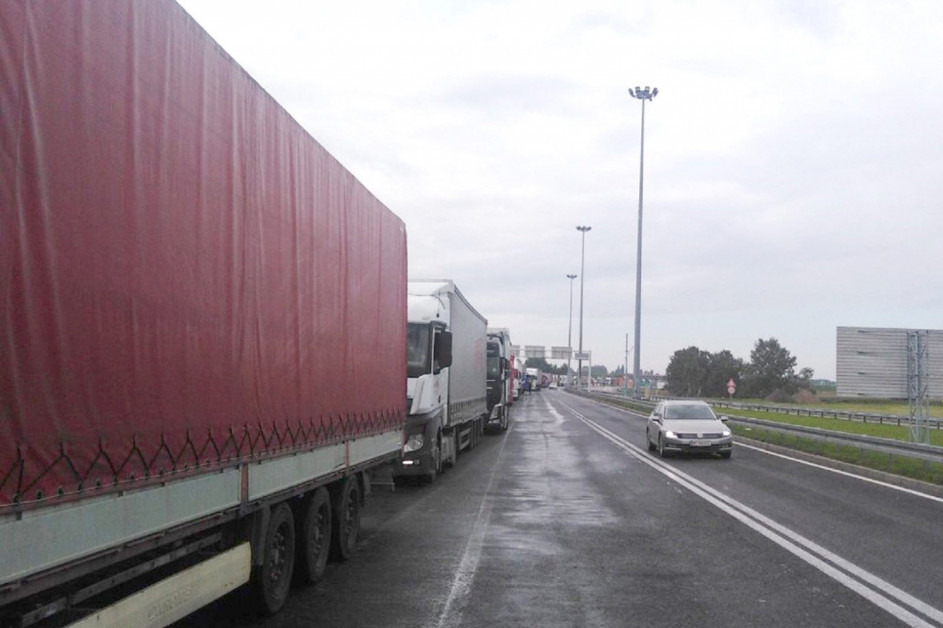 Kamioni "zarobljeni" na graničnim prelazima: Čekaju i po pet sati!