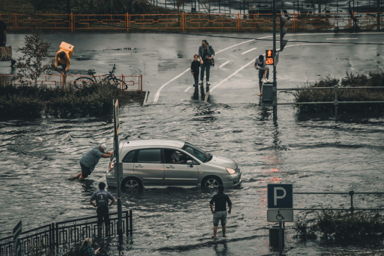 Šta da radite ako vam kiša poplavi automobil: Imamo pet veoma korisnih saveta