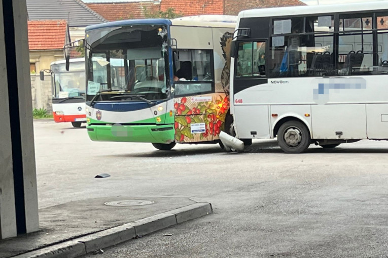 "Začuli smo jak udarac i potom ugledali dva autobusa zakucana jedan u drugi": Neverovatna saobraćajna nezgoda na parkingu stanice u Čačku!
