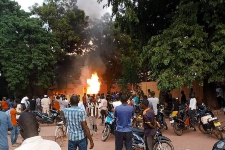 Demonstranti se okupili ispred francuske ambasade u Burkini Faso posle državnog udara (FOTO/VIDEO)