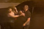 Jeziv snimak prebijanja žene iz Mladenovca: Nasilnik je vukao za kosu, davio i lupao šamare! (UZNEMIRUJUĆ VIDEO)