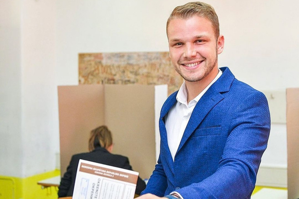 Stanivuković sa bakom podruku došao na glasanje: Tako sam i 2020. godine, za sreću! (FOTO/VIDEO)