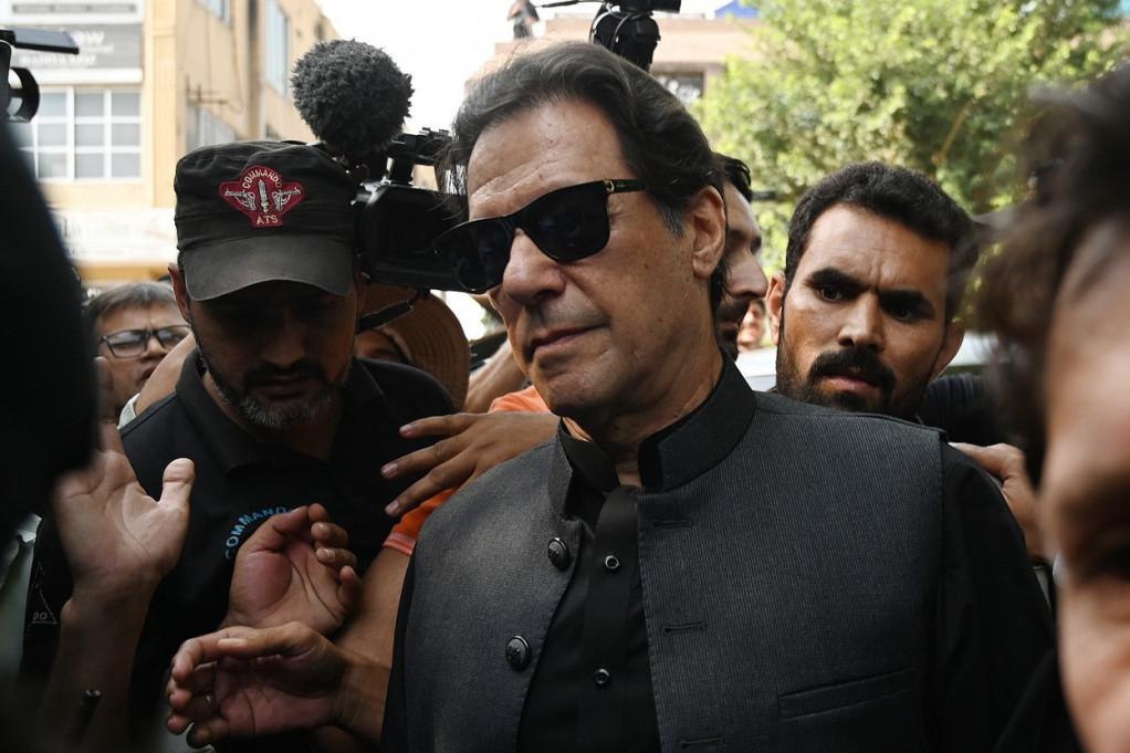 Posle nasilnog hapšenja saopšteno: Imran Kan optužen da je nezakonito prodavao državne poklone
