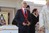 Vučević odlikovan najvećim priznanjem SPC: Patrijarh uručio novosadskom gradonačelniku Orden Svetog Save! (FOTO)
