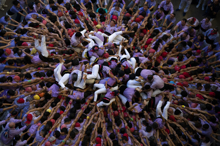 Održano jedno od luđih takmičenja u Španiji - nadmetanje u pravljenju ljudskih tornjeva (FOTO)