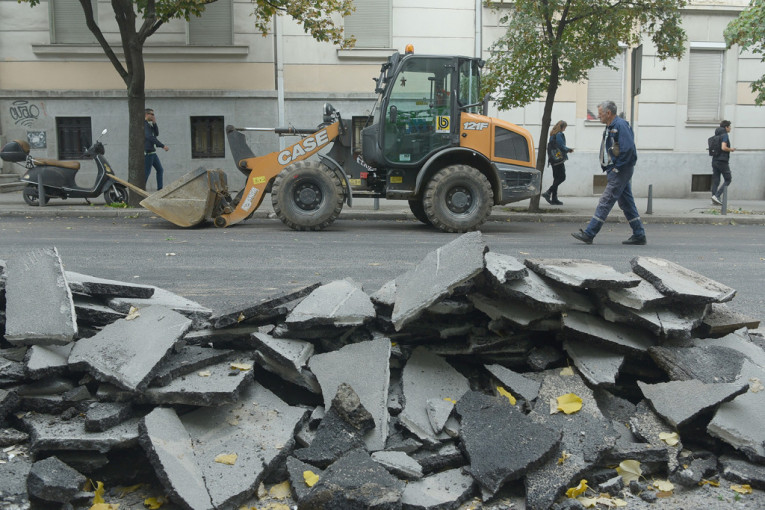 U toku završna faza rekonstrukcije Glavne ulice u Zemunu, raskrsnica Cara Dušana, Glavne i Karamatine ulice jutros puštena u saobraćaj