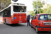 Nezgoda u centru grada: Sudarili se autobus i "hjundai" (FOTO)