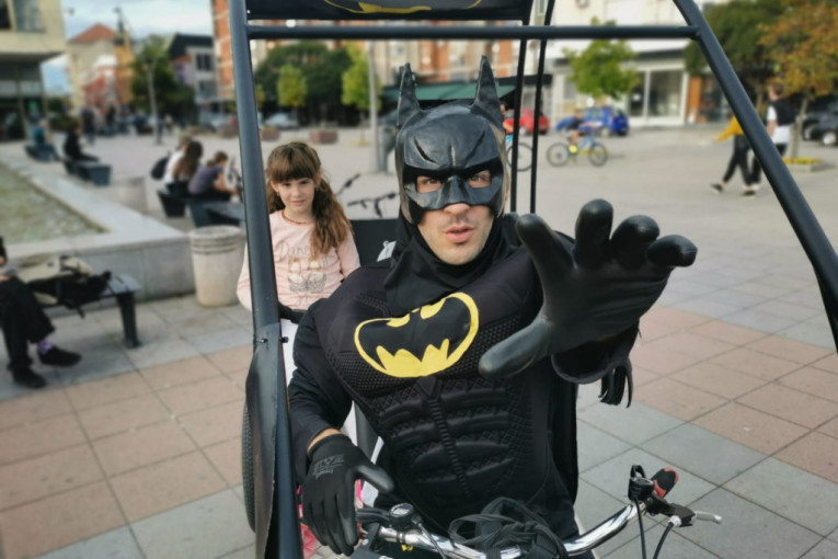 Betmen u Čačku prevozi mališane: Dragan je od dvotočkaša napravio betmobil i sada usrećuje najmlađe sugrađane (FOTO)