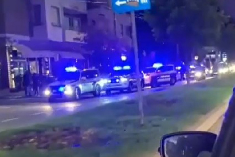 Sedam mladića izazvalo opsadno stanje u Vojislava Ilića: Zbog paljenja baklji i vatrometa završili u policiji (VIDEO)