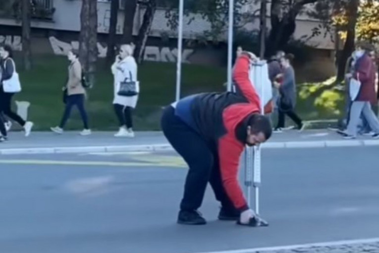 Ovo vraća veru u ljude: Čovek na štakama ušao u prometnu ulicu u centru Beograda i pružio pomoć nemoćnom stvorenju (VIDEO)